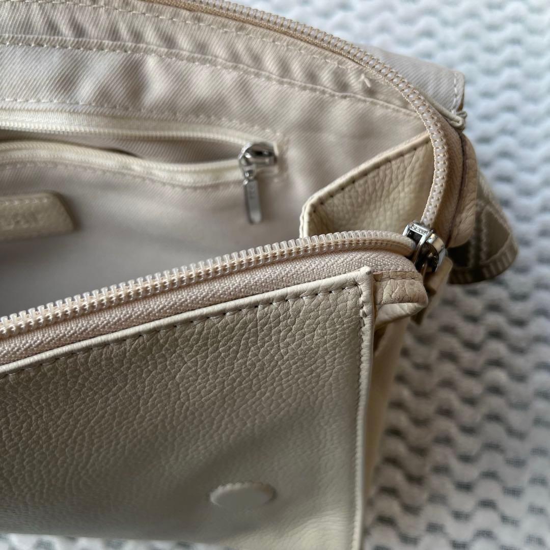 販売終了品 イアパピヨネ 《本革》柄ワイドテープショルダーバッグ ホワイト