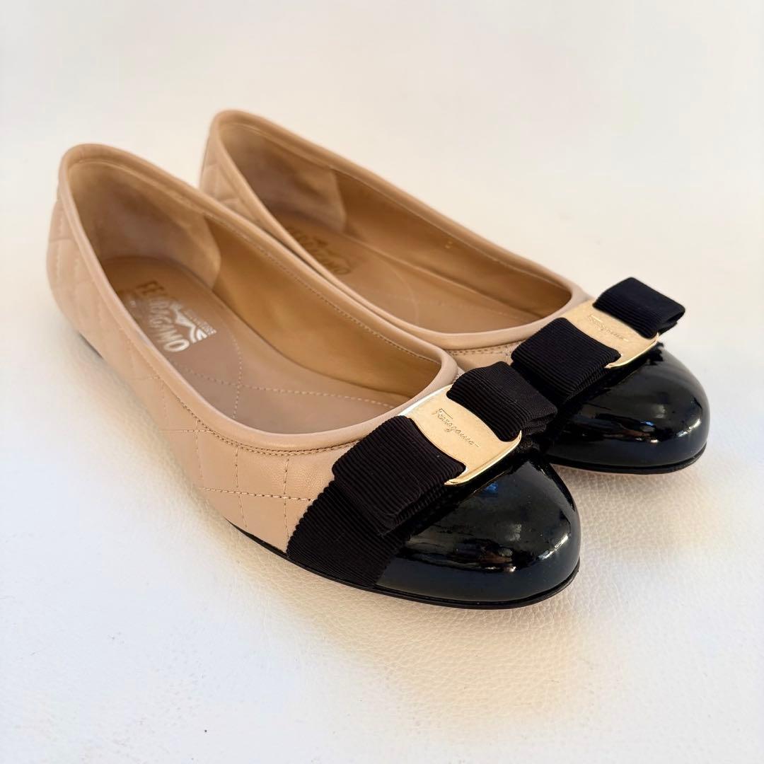 ももサルヴァトーレフェラガモ ヴァリナ キルティングフラットシューズ