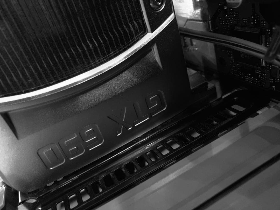 GeForce GTX 690 4GB (デュアルGPU) グラフィックスカード