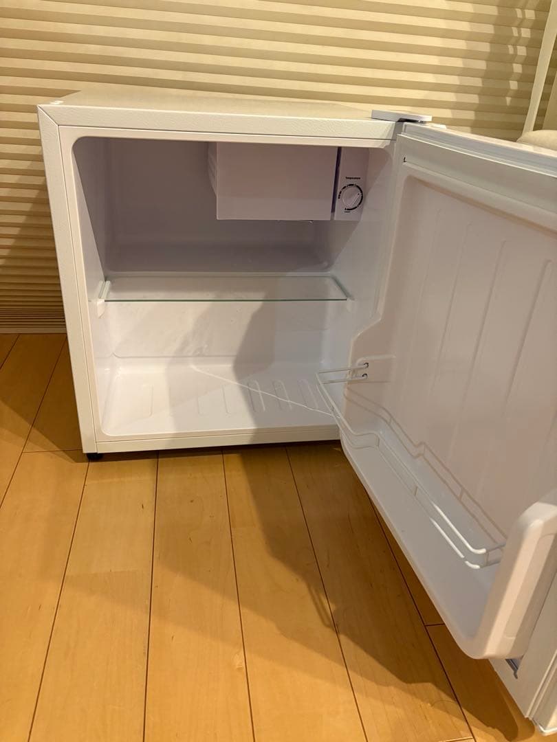 コンパクトホワイト冷蔵庫　50L