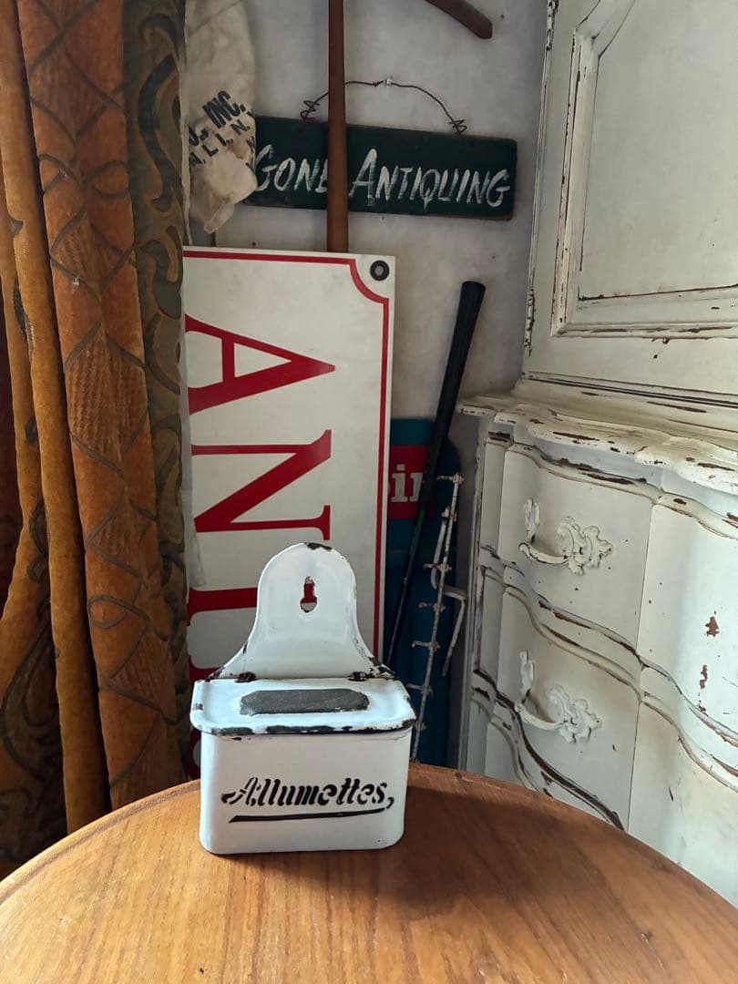 フランス　アンティーク　ホーロー　アリュメット缶　マッチ入れ　ホワイト　黒文字