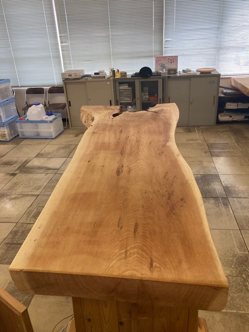 ケヤキ無垢材のテーブル