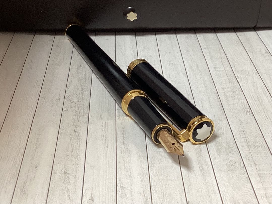 美品モンブランMontblanc 万年筆 黒　スタンダード本物