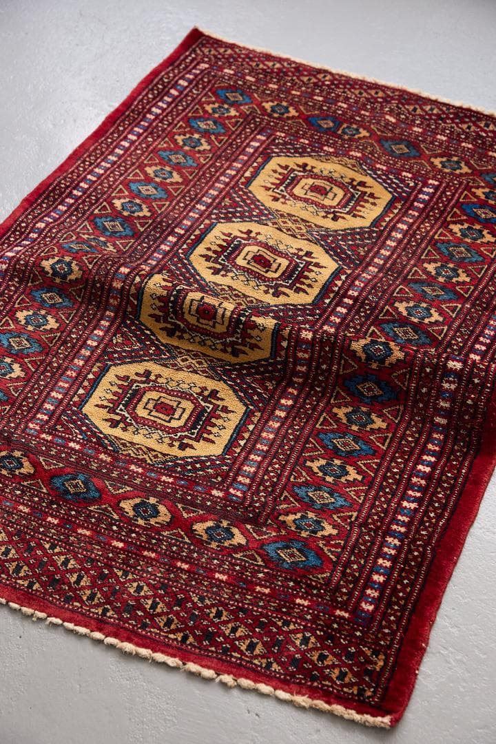 ヴィンテージラグ　トライバルラグ　パキスタン産（118×83cm）赤　ベージュ