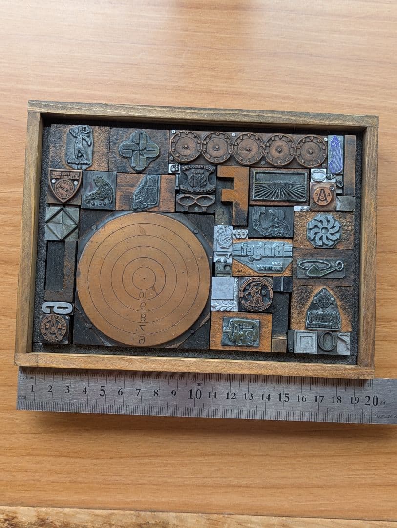 活版印刷　木製土台の活字など　A