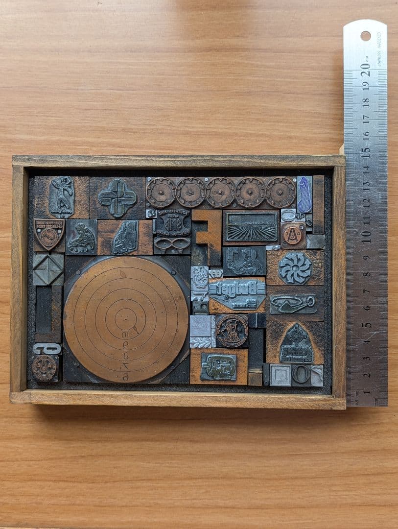 活版印刷　木製土台の活字など　A