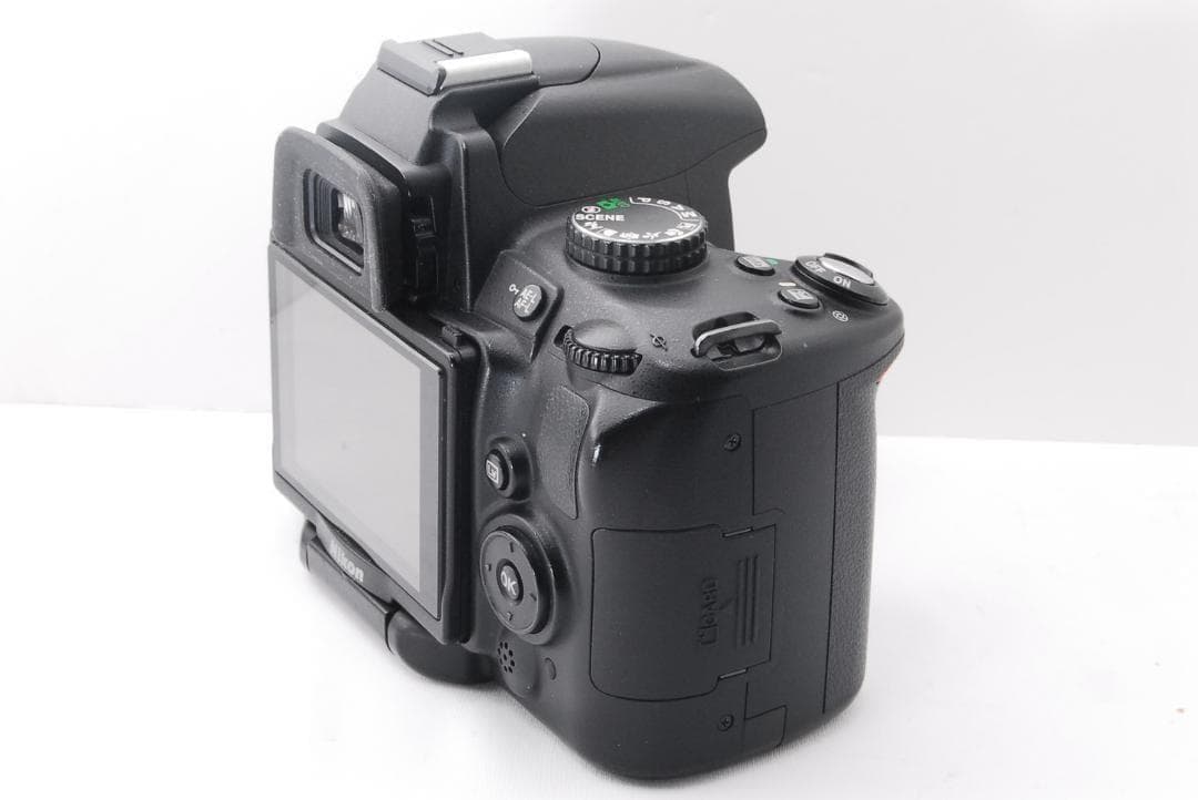 シャッター新品級 Nikon D5000 簡単操作！画面反転で自撮り撮影♪