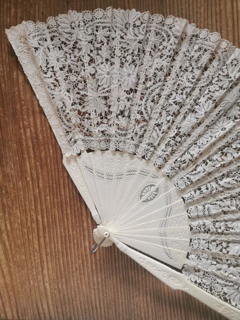 アンティークブリュッセルボビンレーファン 繊細透かしスティック 美しいトーン