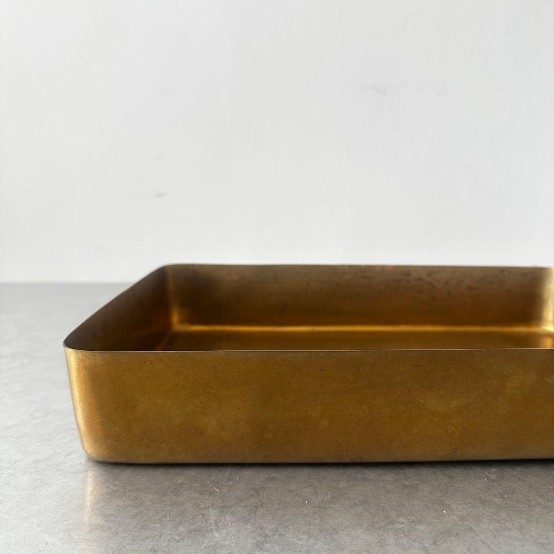 古びた真鍮のトレイ