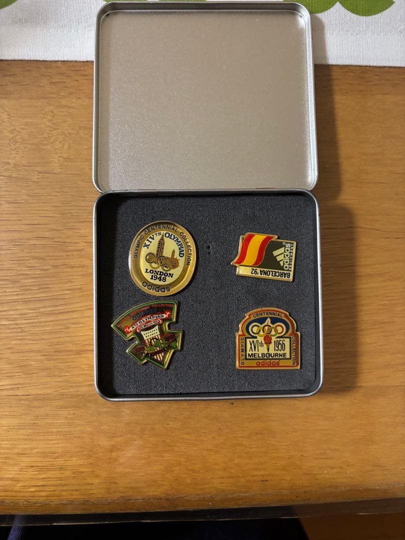 アディダス　オリンピック記念ピンバッジ