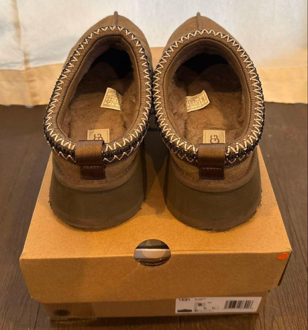 靴 UGG TAZZ