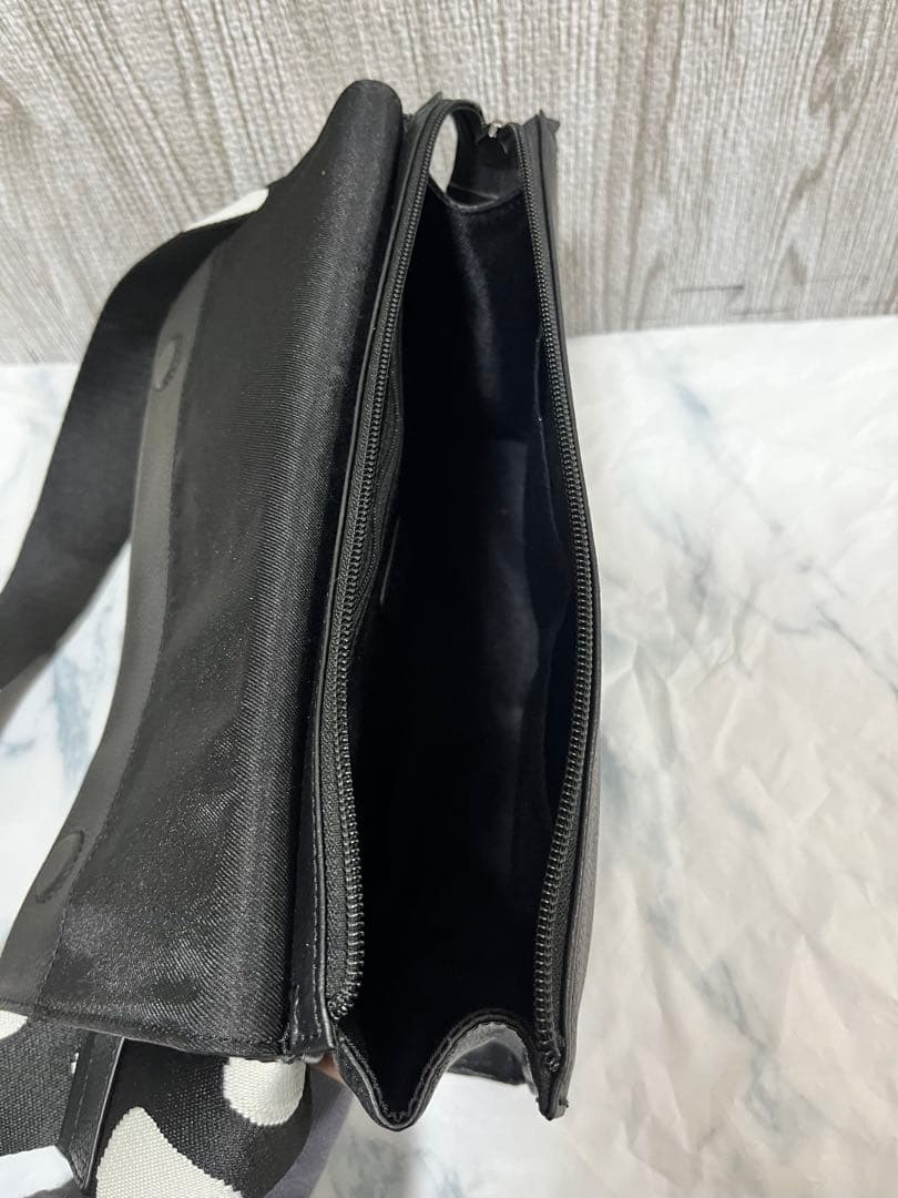 【美品】イアパピヨネ 柄 ワイドテープ ショルダー バッグ ブラック ボディ