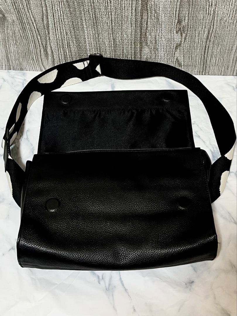 【美品】イアパピヨネ 柄 ワイドテープ ショルダー バッグ ブラック ボディ