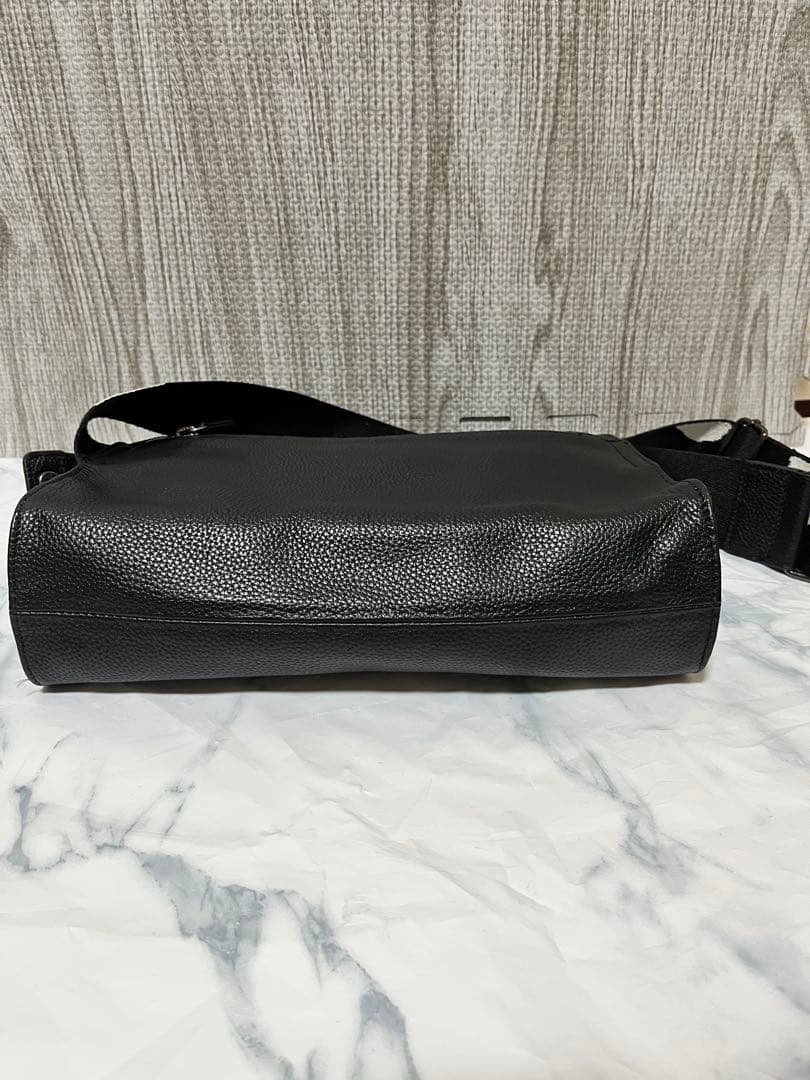 【美品】イアパピヨネ 柄 ワイドテープ ショルダー バッグ ブラック ボディ