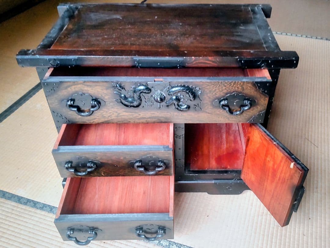 「大切に保管していました」伝統的な日本の木製タンス