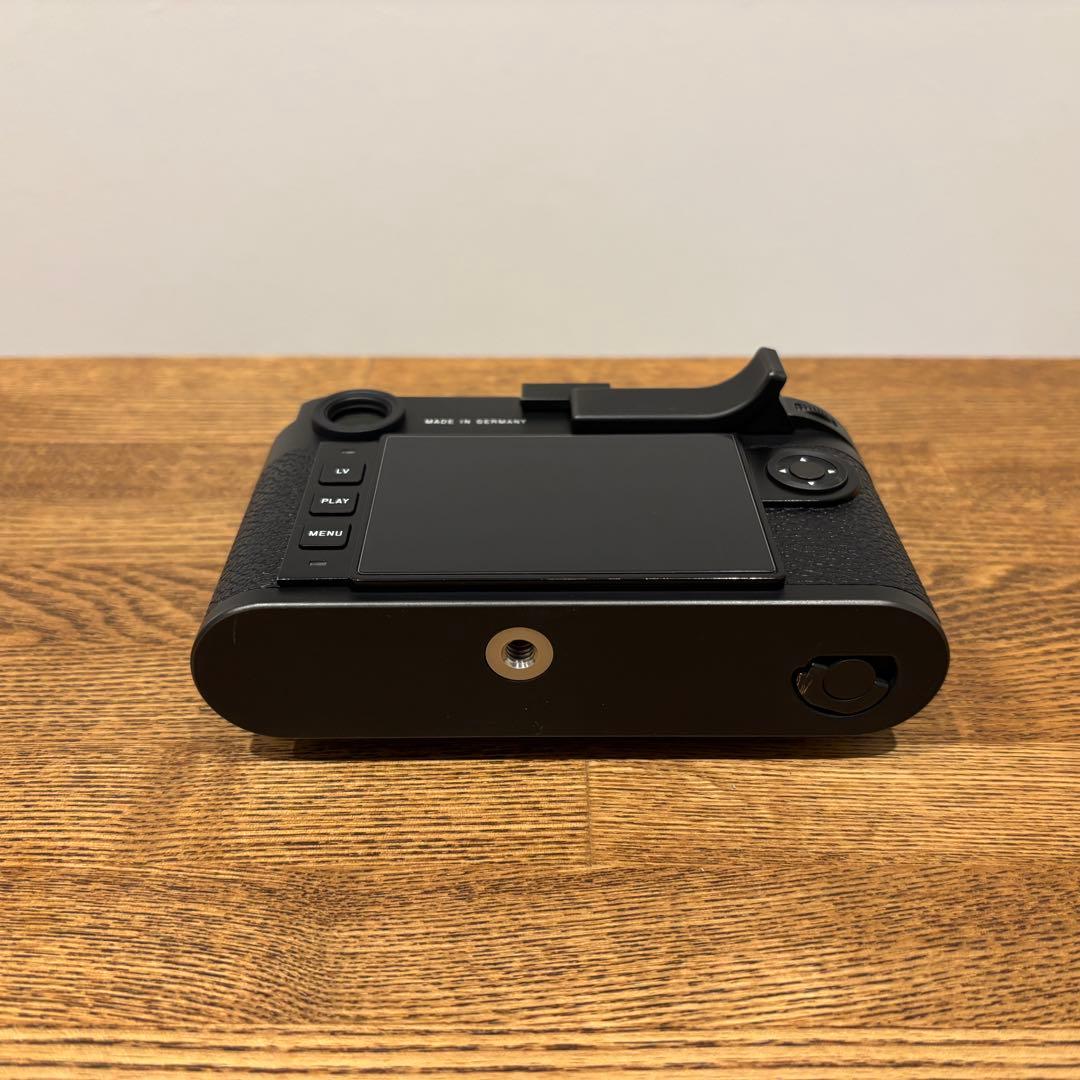 M10-P ボディ + 純正サムレスト 予備バッテリー付属