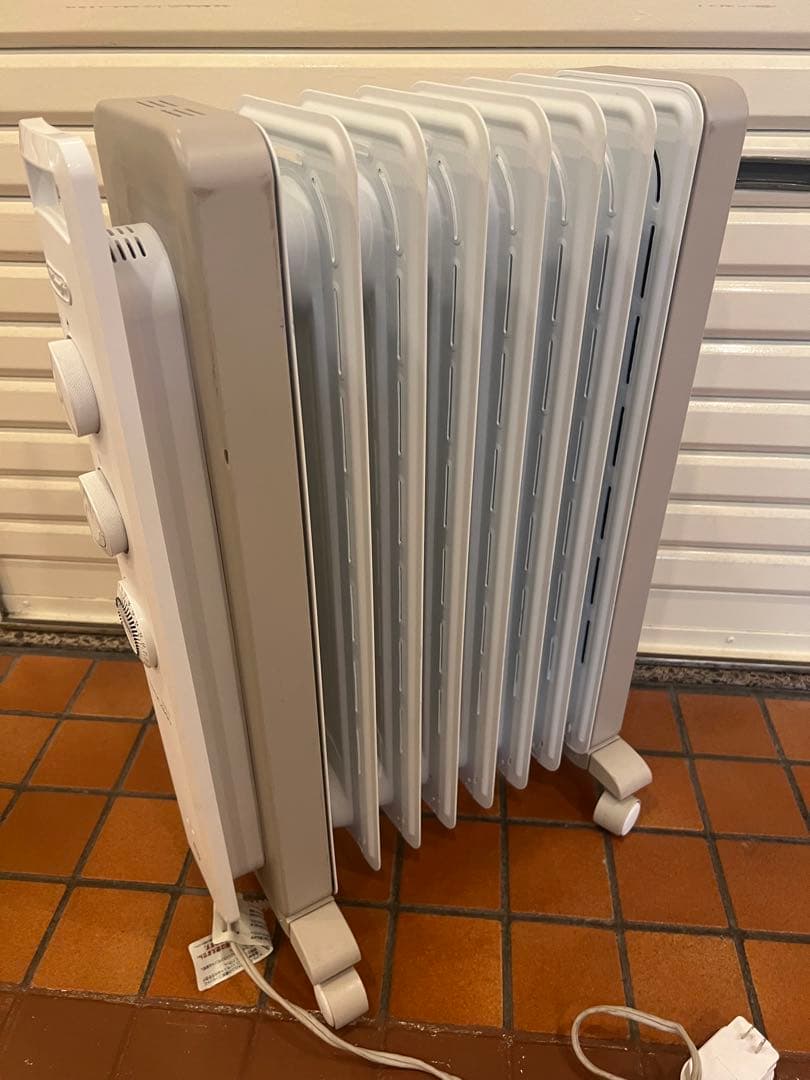 K デロンギ ヴェルティカルド オイルヒーターRHJ21F0812-WH