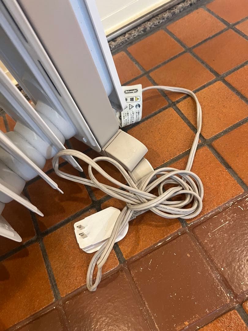 K デロンギ ヴェルティカルド オイルヒーターRHJ21F0812-WH