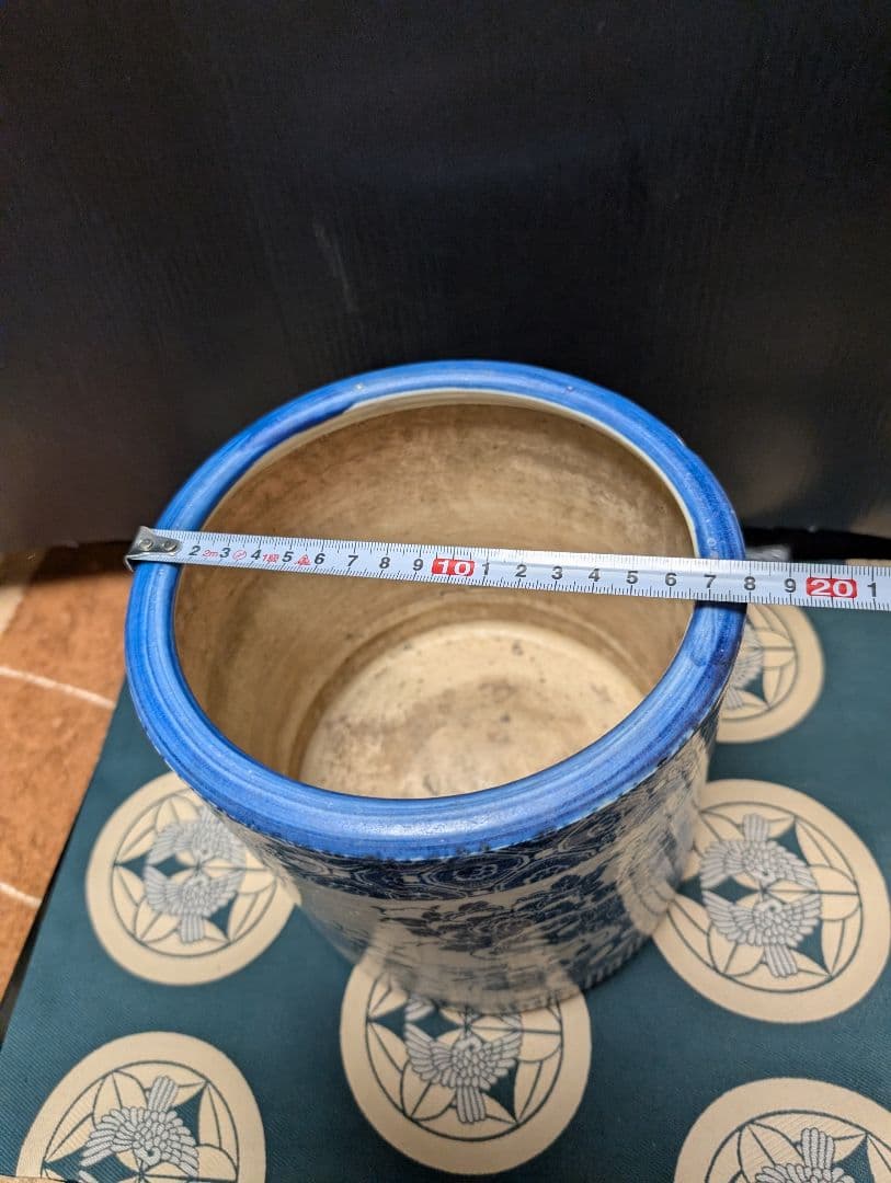 染付青白い花柄の陶器製火鉢アンティック