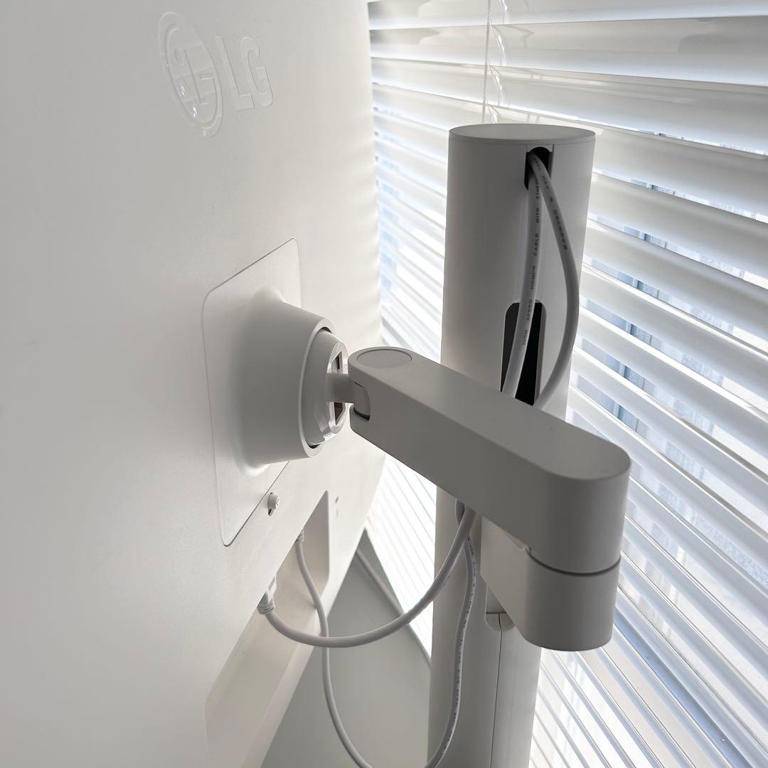 31.5インチ LG MyView Smart Monitor（エルゴアーム）