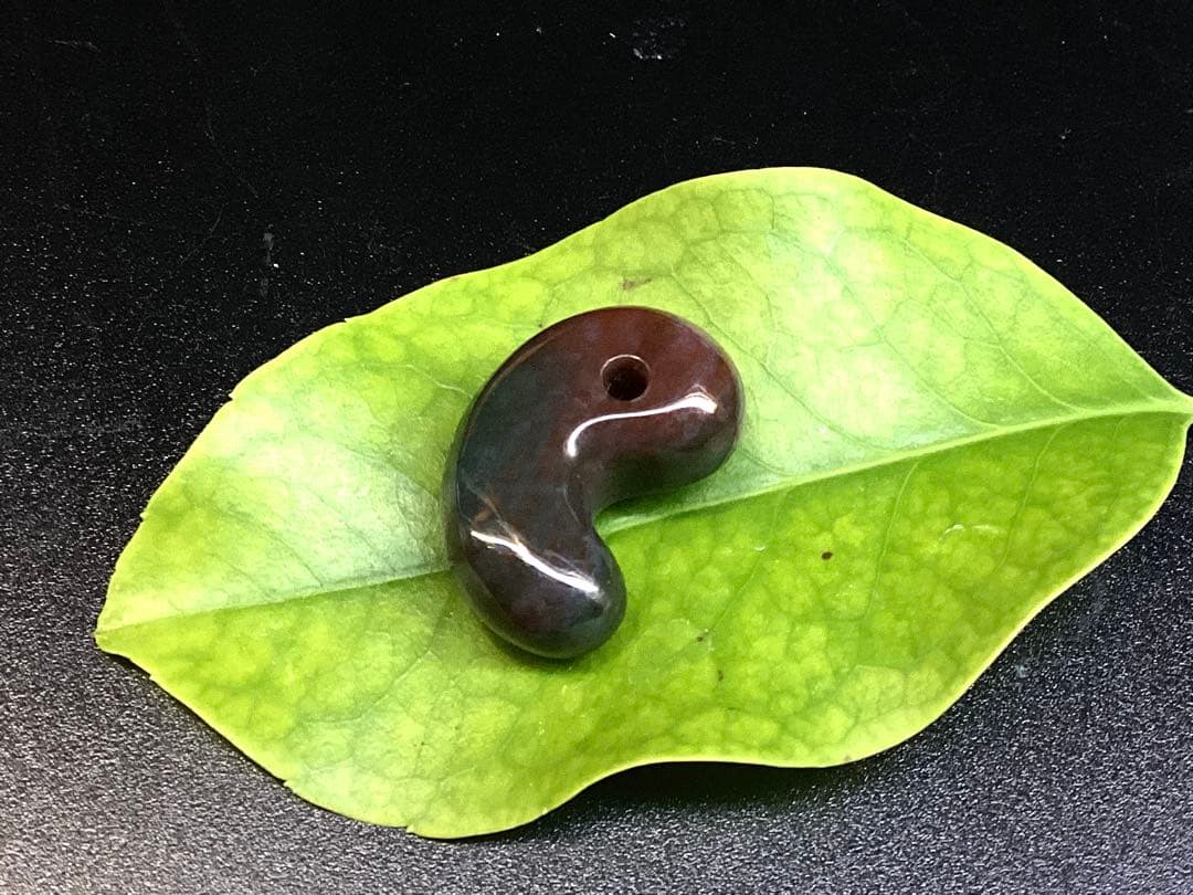 50年前の伊勢青石 コレクション　赤茶【ヘマタイト】　レア勾玉鑑別書無しの安価‼️