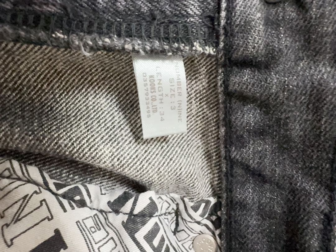 ナンバーナインのグランジデニム、ブラック