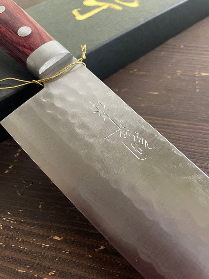 増谷刃物 訓平作 三徳包丁 VG10ステンレス 積層槌目 刻流 口金有 レッド柄