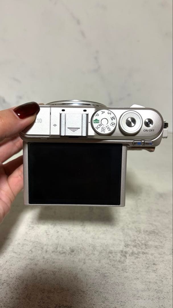 ☘️OLYMPUS PEN E-PL10 ダブルズームキット ☘️カメラがバー付