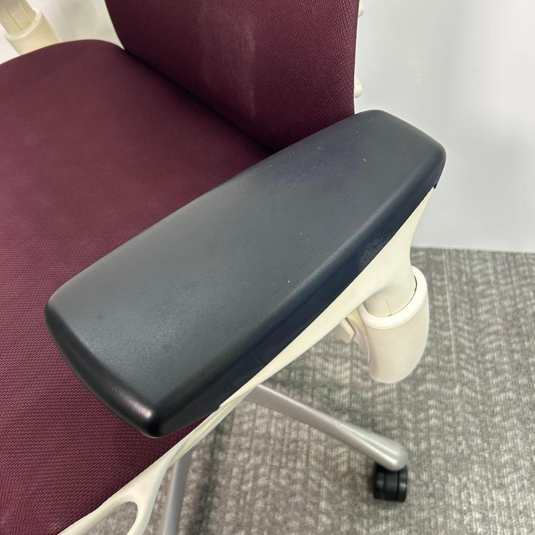 ①エンボディチェア ハーマンミラー ホワイト Embody えんじ色系