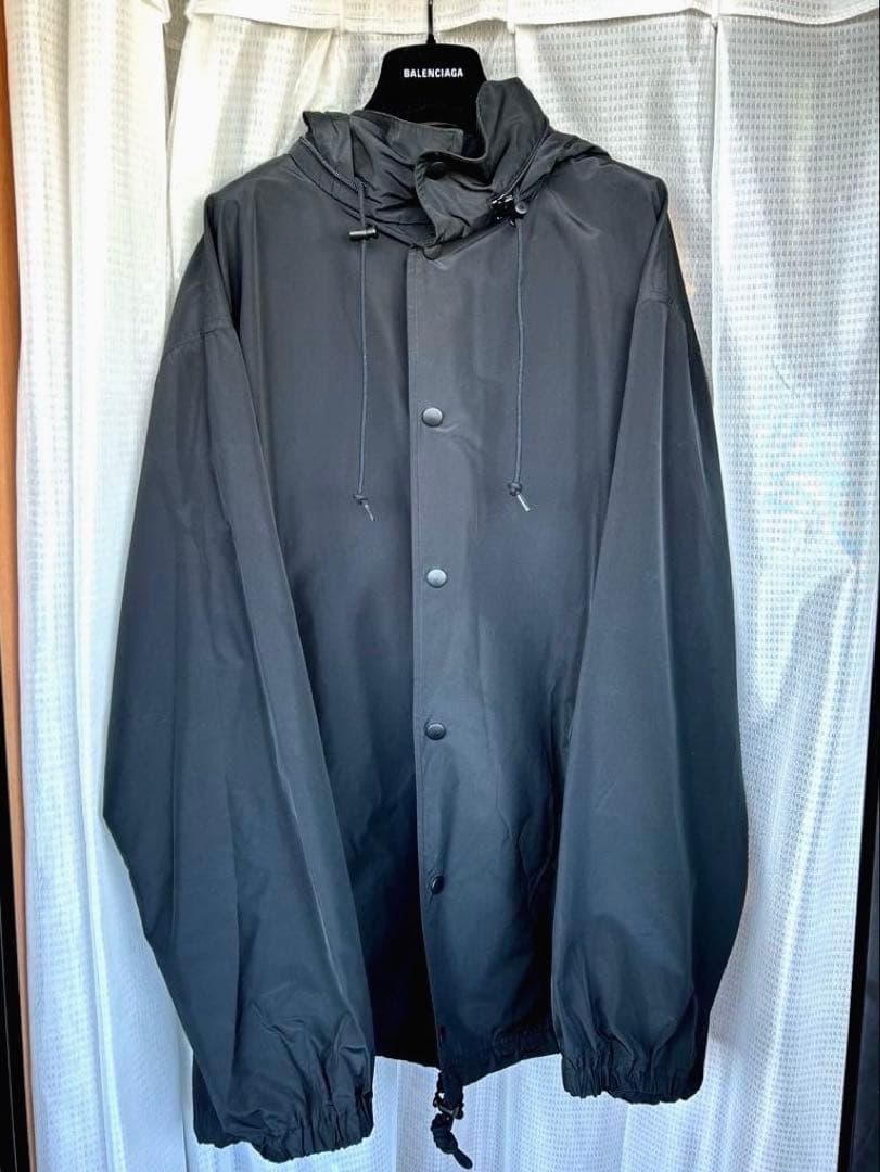 BALENCIAGA 黒 ナイロンジャケット バックプリント　フード収納