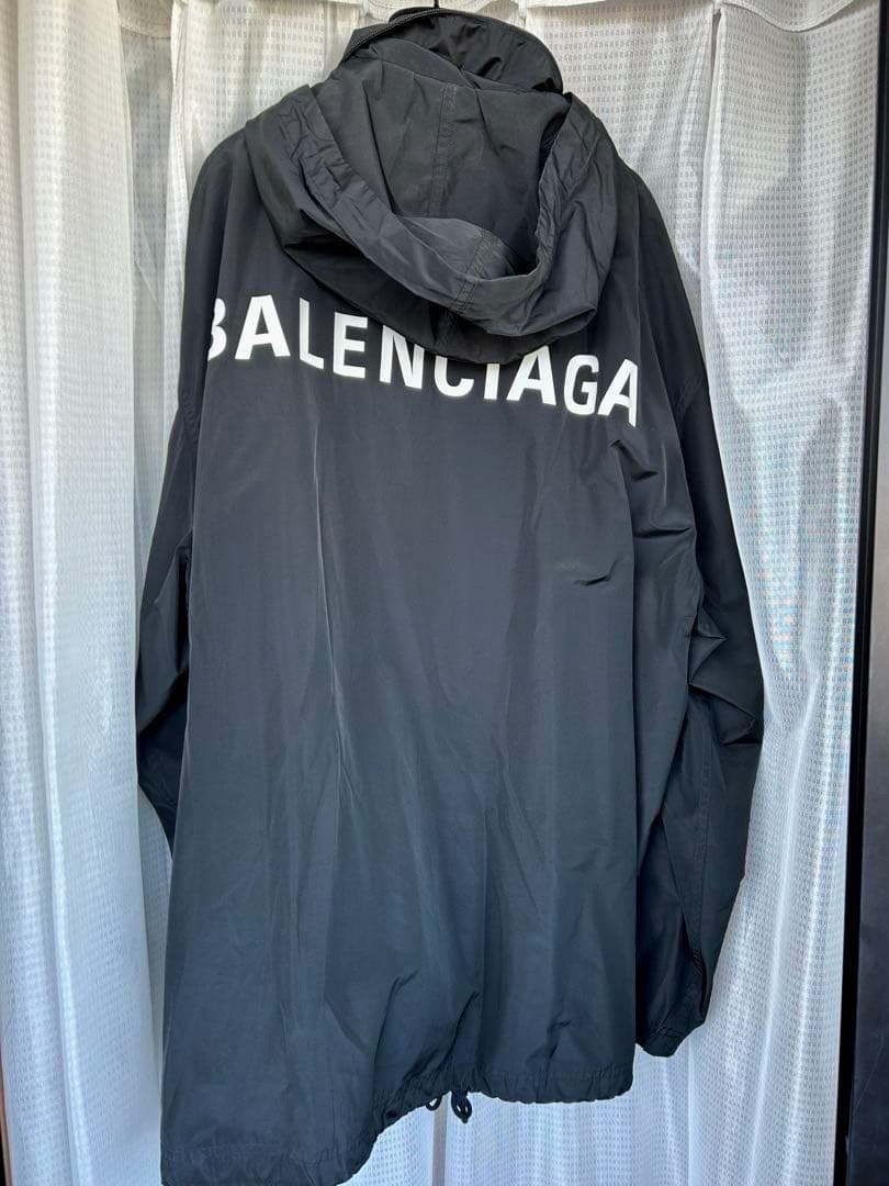 BALENCIAGA 黒 ナイロンジャケット バックプリント　フード収納