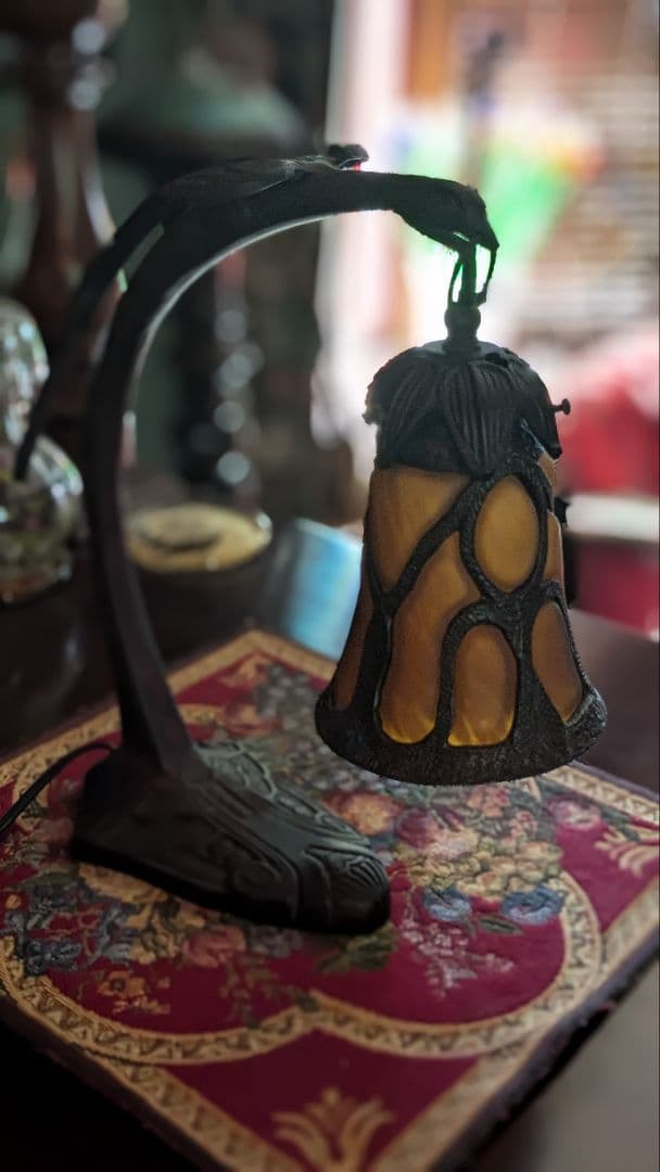 アンティーク 鳥がくわえる卓上ライト メタル製スタンド オレンジカラー