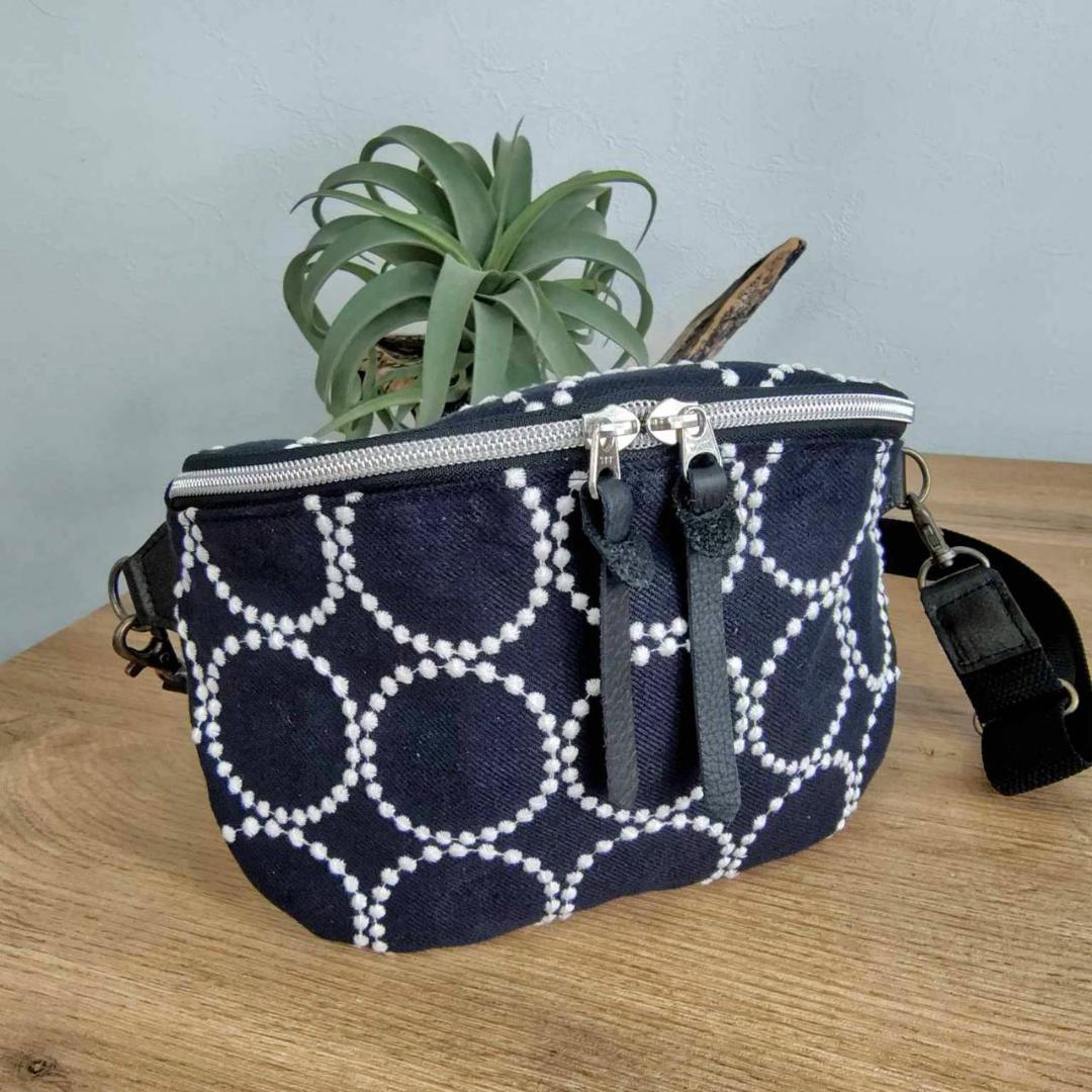 ミナペルホネン/tambourine タンバリンネイビー×白/ボディーバッグ本革