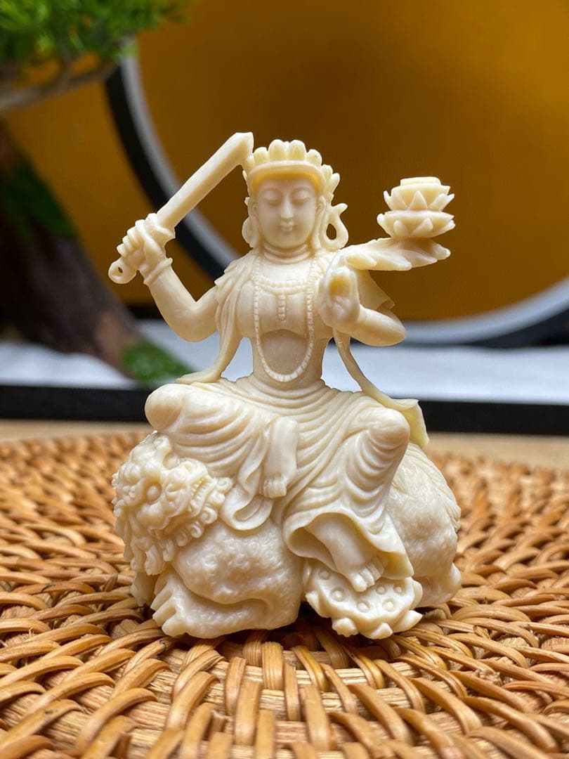天然マンモス牙美しい手作り彫刻　文殊菩薩　小さいな置物
