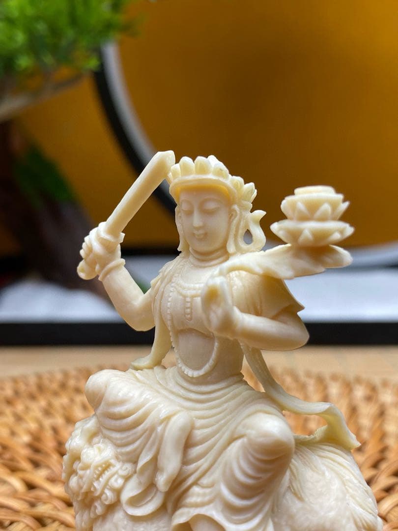 天然マンモス牙美しい手作り彫刻　文殊菩薩　小さいな置物