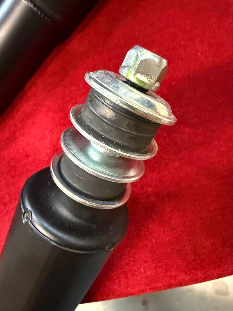 200系ハイエース　4型　新車取り外し　ショックアブソーバー　KYB