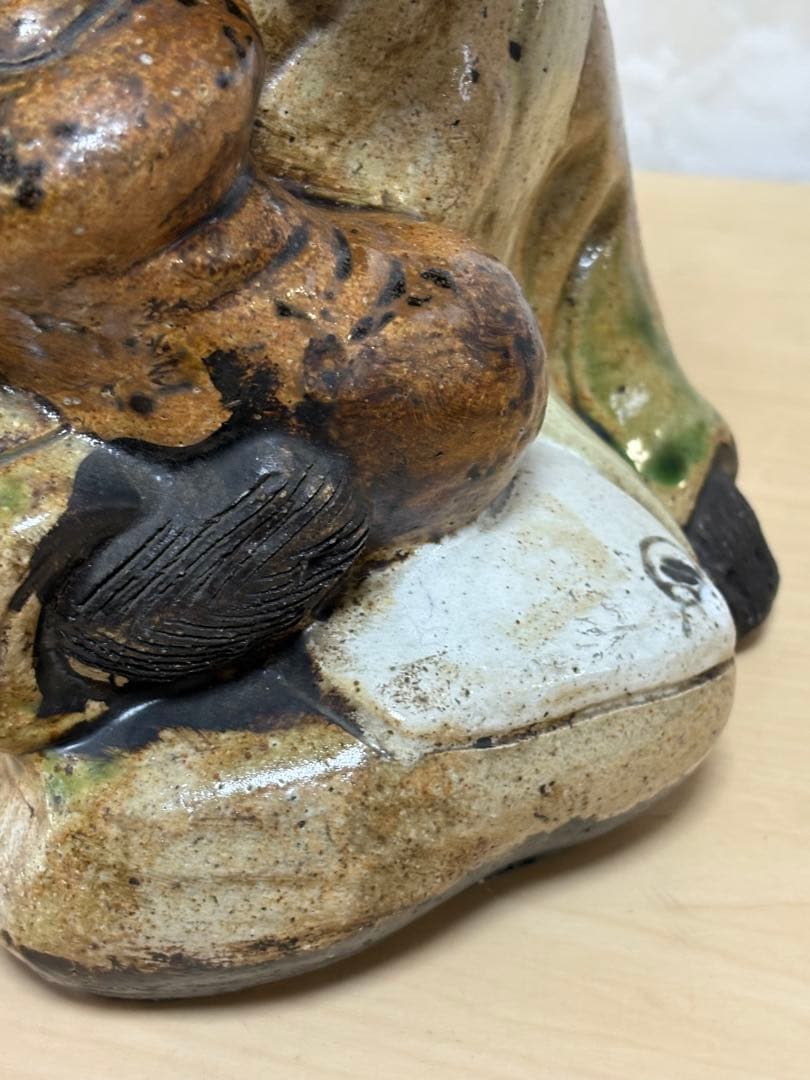 信楽焼　松茸を持つタヌキの置き物　狸庵　金運　商売繁盛　アンティーク