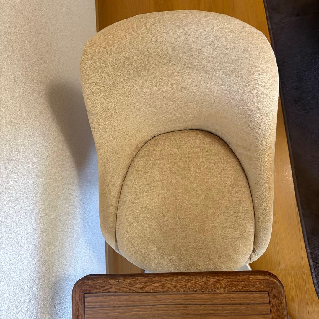 クリーム色 スワーヴ型 ダイニングチェア
