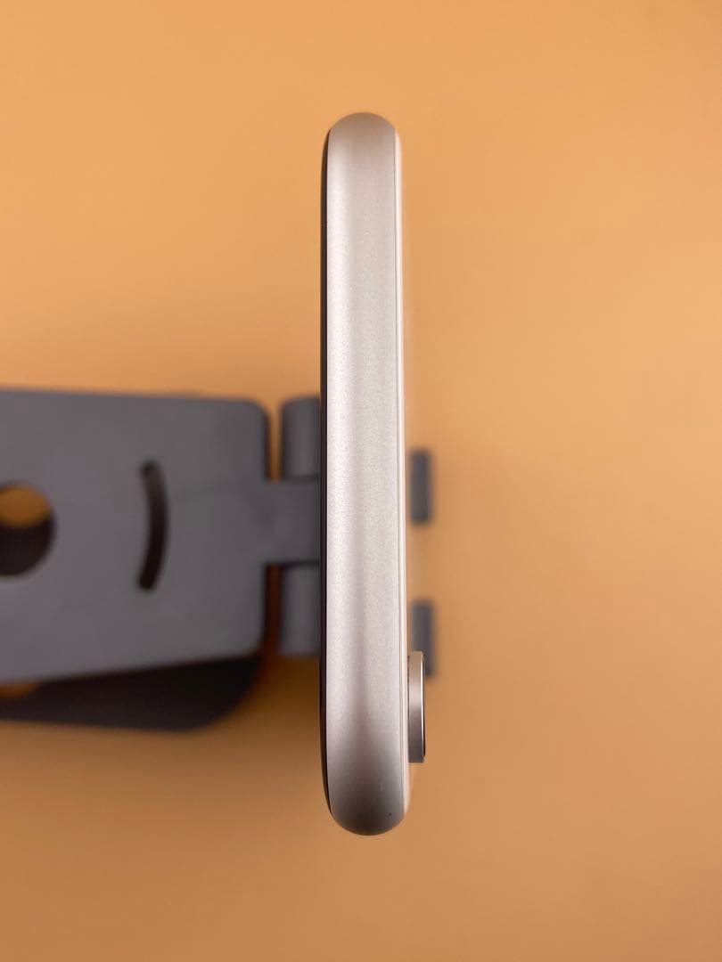 iPhone XR 64GB SIMフリー　ホワイト　バッテリー新品100％