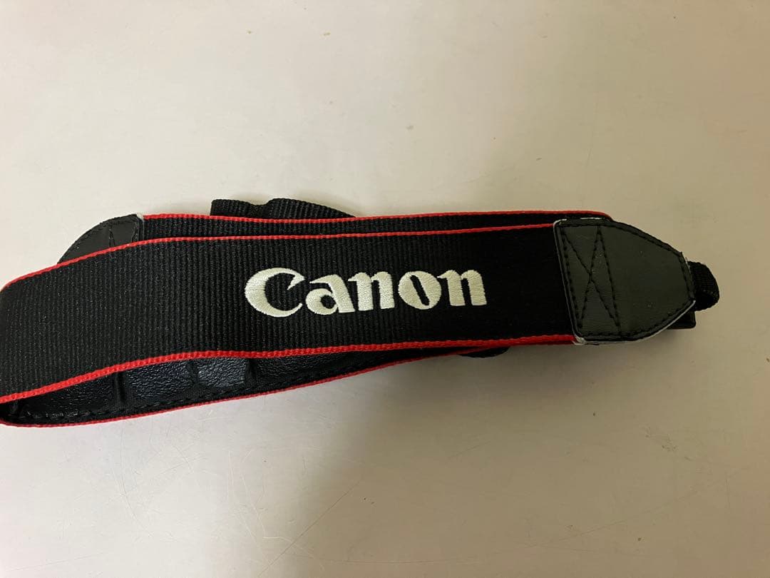 Canon EOS kiss X4 用純正バッテリーとジャンク扱いの本体とレンズ