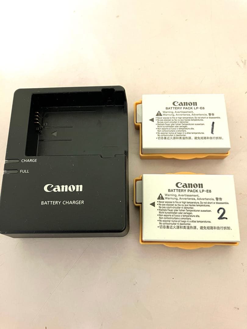 Canon EOS kiss X4 用純正バッテリーとジャンク扱いの本体とレンズ