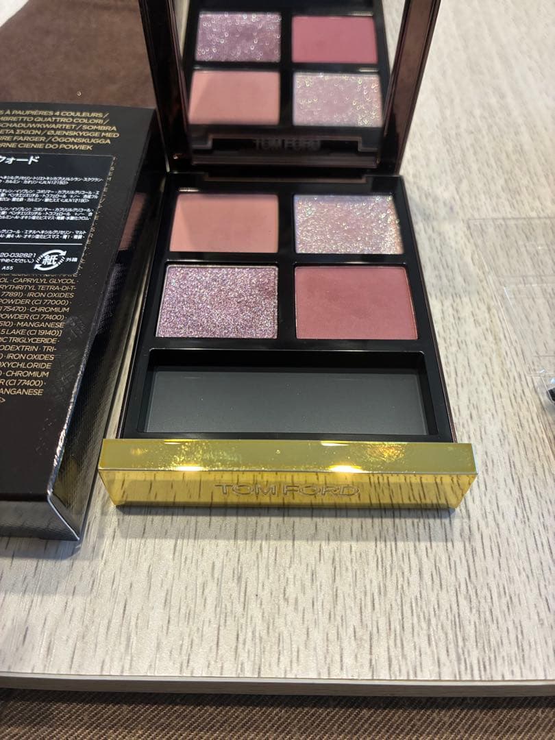 トムフォード アイカラークォード　01RW メタリックモーブ