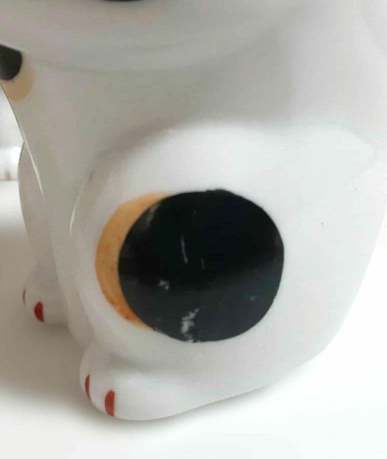 126 瀬戸焼 縁起物 赤絵 お祈り猫（大） 招き猫 陶器製 高さ約12cm