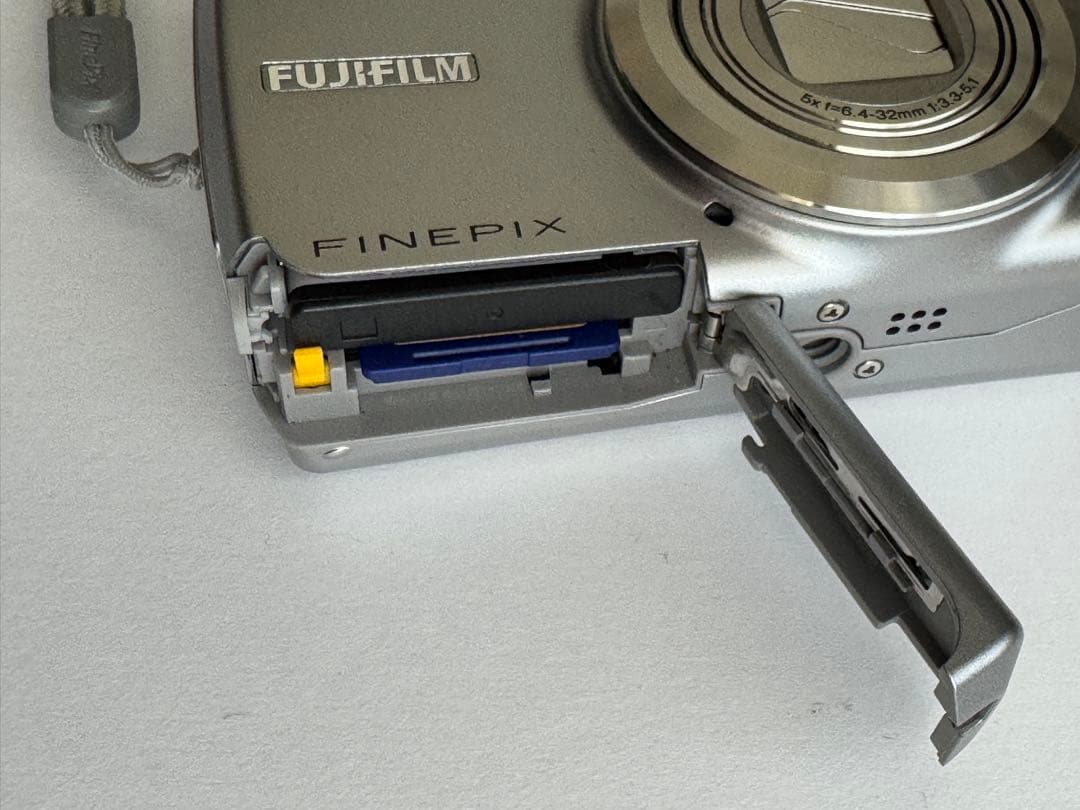 デジタルカメラ FUJIFILM FinePix F100fd