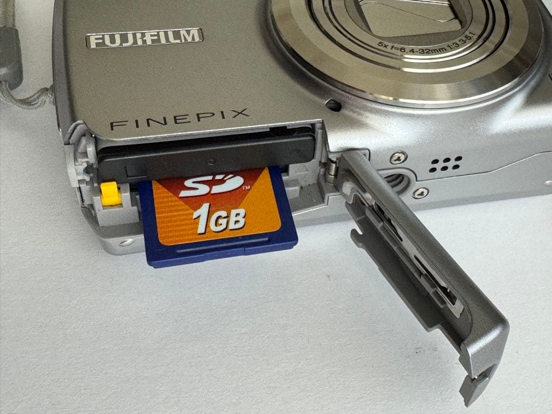 デジタルカメラ FUJIFILM FinePix F100fd