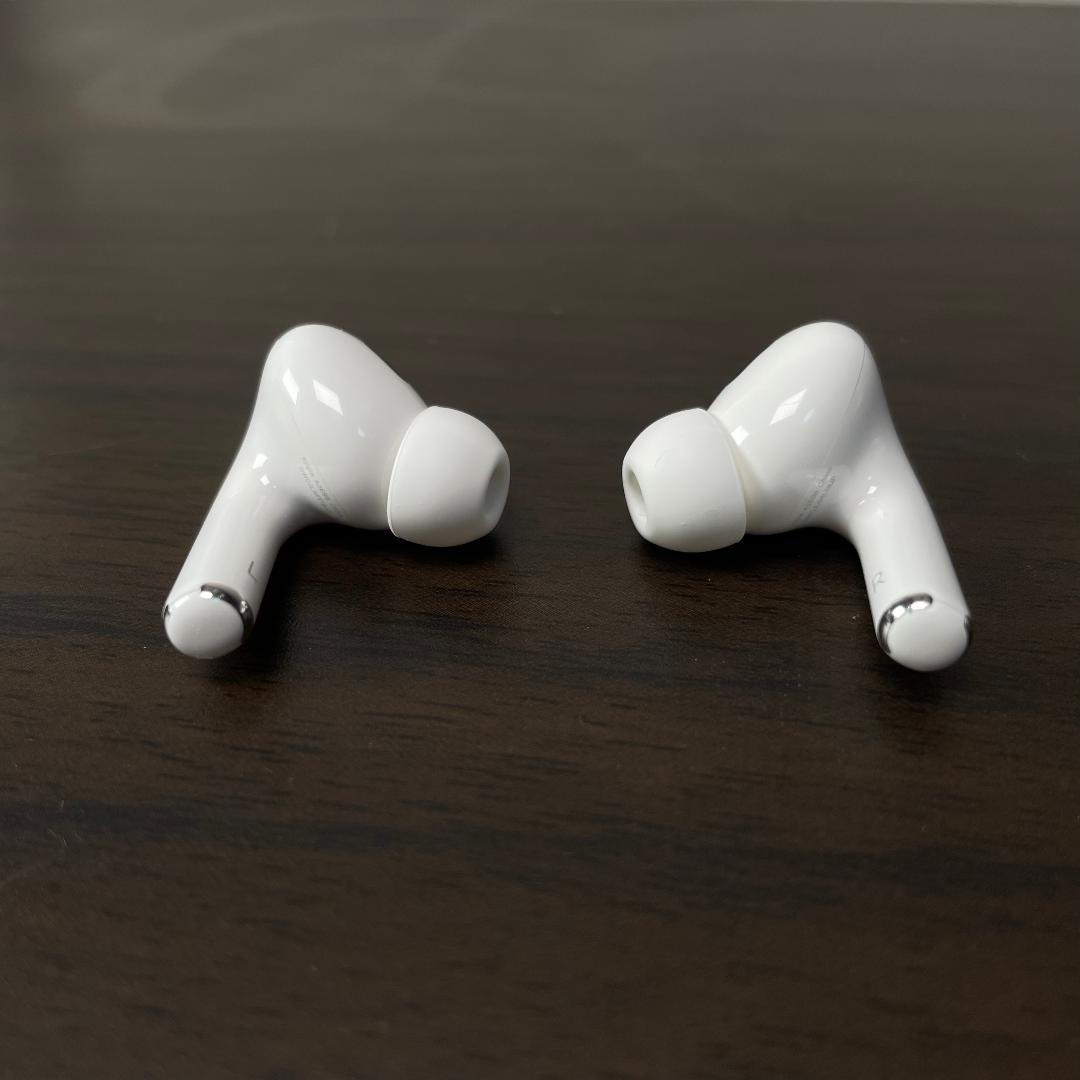 ②AirPods Pro 第2世代 A2698 Lightningタイプ