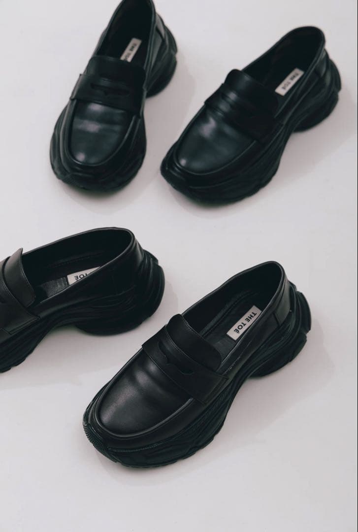 THETOE ブラックレザー厚底ローファー