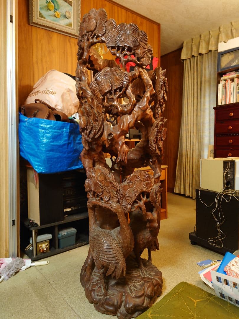鶴と松　木彫