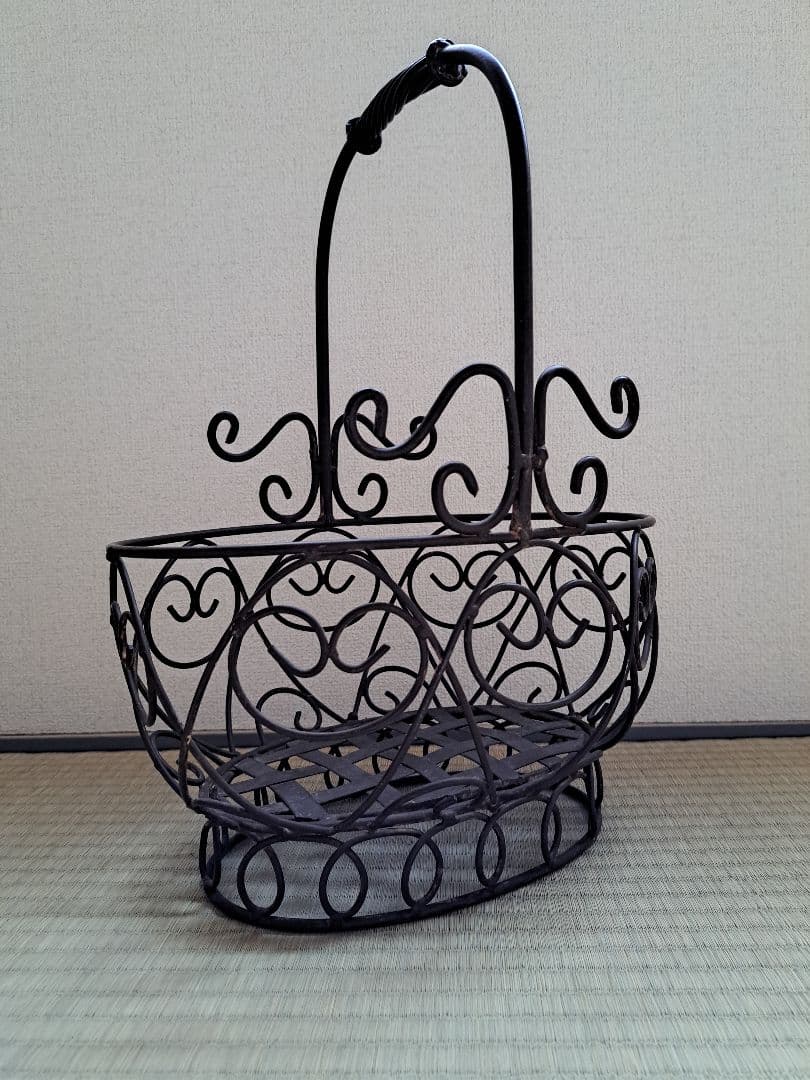 アイアン風　手提げ型のフルーツバスケット。