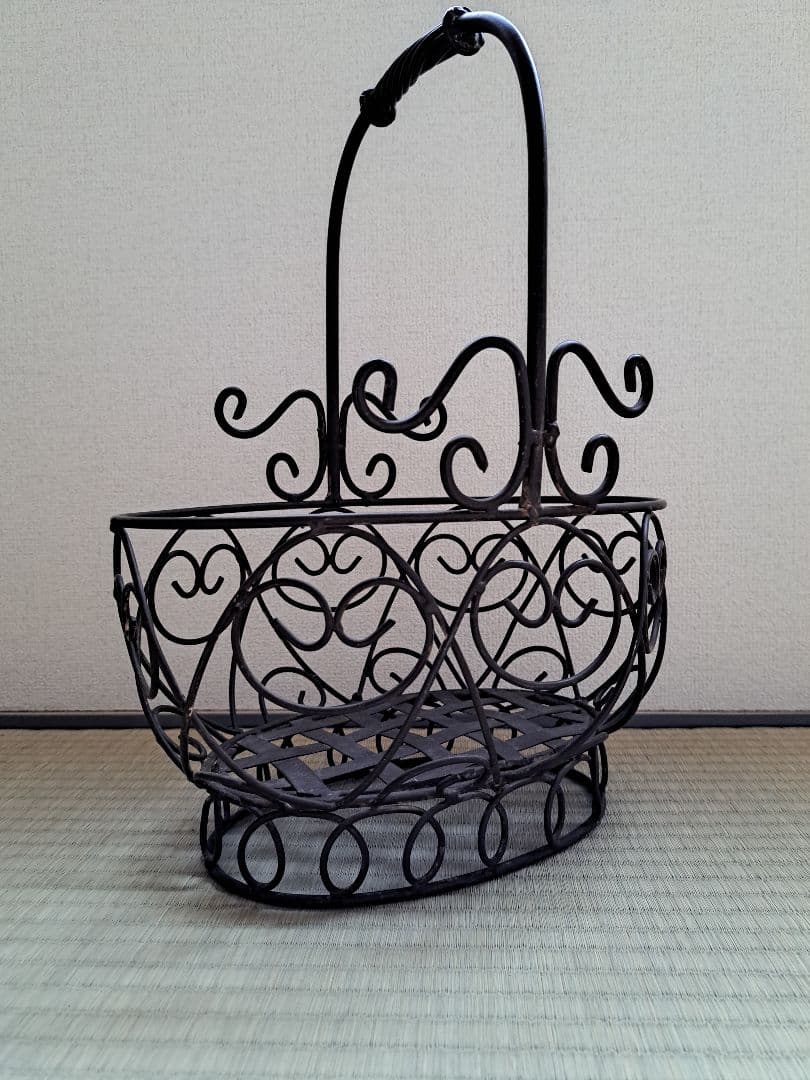 アイアン風　手提げ型のフルーツバスケット。